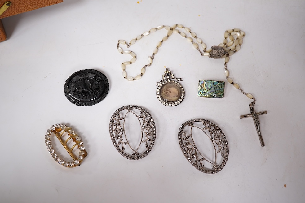 A small quantity of assorted mainly costume jewellery and other items, including a paste set buckle, two cut steel ornaments, a 10k and cultured pearl set ring, enamelled pencil, tortoiseshell lorgnettes, an Edward I Iri